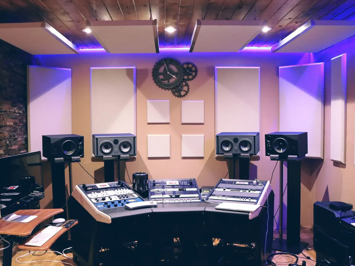 Estudio de grabación con paneles acústicos y equipo profesional